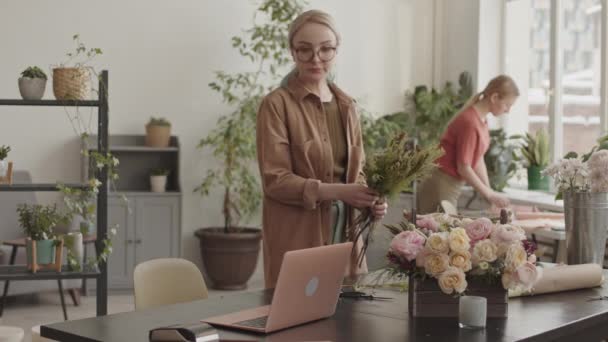 Medium Skott Unga Blonda Hår Kvinnliga Kaukasiska Florist Står Vid — Stockvideo