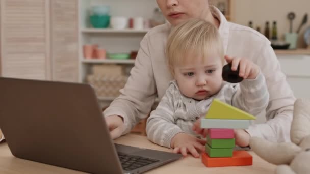 Blondes Blauäugiges Kaukasisches Kleinkind Das Mit Buntem Spielzeug Spielt Den — Stockvideo