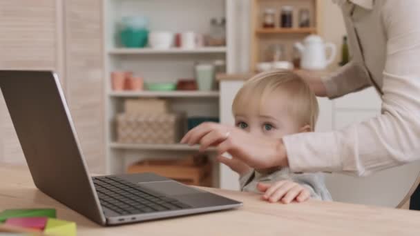 Brust Eines Niedlichen Blondhaarigen Kaukasischen Kleinkindes Das Schreibtisch Sitzt Auf — Stockvideo