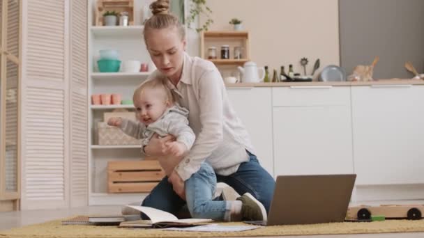 Weitwinkelaufnahme Einer Jungen Fleißigen Kaukasischen Mutter Die Auf Dem Fußboden — Stockvideo