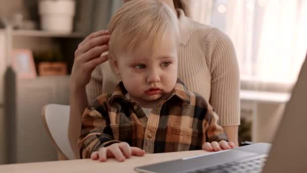 Primo Piano Medio Adorabile Bambino Caucasico Macchiato Lacrima Che Indossa — Video Stock