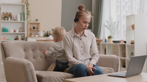 Medium Lang Van Jonge Blanke Moeder Het Dragen Van Een — Stockvideo