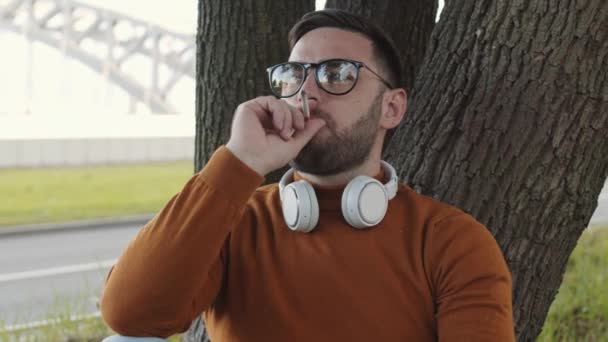 Mittlere Nahaufnahme Eines Jungen Kaukasischen Mannes Mit Brille Braunem Pullover — Stockvideo