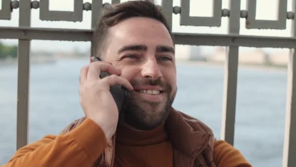 Közelkép Fiatal Vidám Kaukázusi Férfi Szabadban Támaszkodik Fém Vívás Beszél — Stock videók
