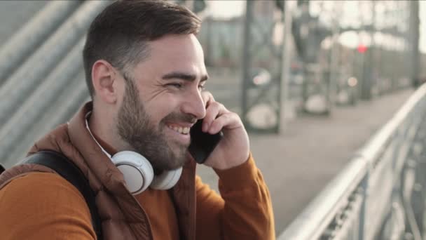 Середній Зблизька Щасливого Кавказького Чоловіка Стоїть Мосту Посміхається Розмовляє Мобільному — стокове відео