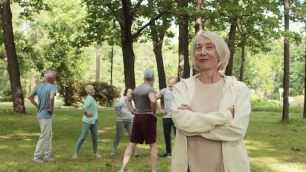 Sarışın Orta Yaşlı Beyaz Kadın Spor Kıyafetlerini Giymiş Dışarıda Kameraya — Stok video