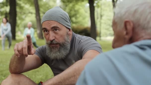 Vista Posteriore Due Anziani Sportivi Caucasici Che Indossano Abbigliamento Sportivo — Video Stock