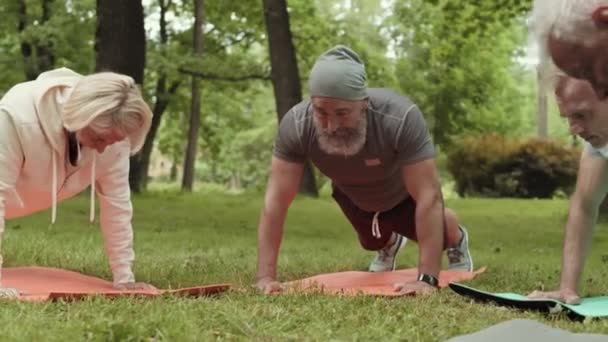 Panorama Plusieurs Sportifs Âgés Portant Des Vêtements Sport Des Baskets — Video