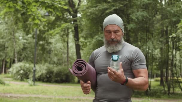 Pan Skott Skägg Senior Kaukasisk Idrottsman Bär Sportkläder Stående Utomhus — Stockvideo