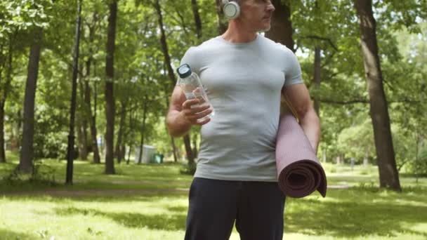 Mittlere Aufnahme Eines Gut Aussehenden Kaukasischen Sportlers Mittleren Alters Sportkleidung — Stockvideo