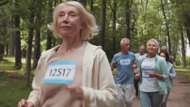Střední Záběr Krásné Blond Seniorky Běžkyně Sobě Sportovní Oblečení Maraton — Stock video