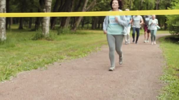 Opgebouwd Van Groep Oude Sportieve Mannen Vrouwen Die Een Marathon — Stockvideo