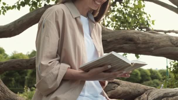 Γείτονες Ευτυχισμένης Όμορφης Καυκάσιας Γυναίκας Που Κάθεται Στο Δέντρο Στο — Αρχείο Βίντεο