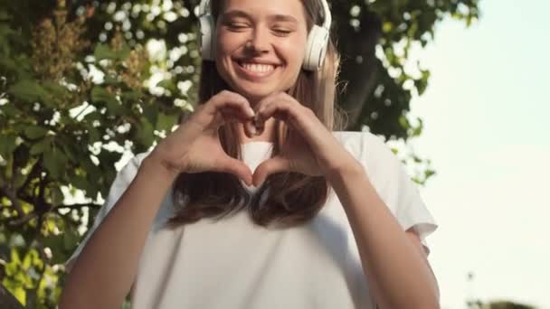 Κλίση Μέχρι Pov Των Νέων Ευτυχισμένη Καυκάσια Γυναίκα Φορώντας Ακουστικά — Αρχείο Βίντεο