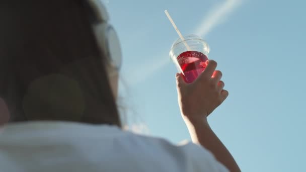 Bajo Ángulo Sobre Hombro Una Persona Irreconocible Sosteniendo Una Taza — Vídeos de Stock