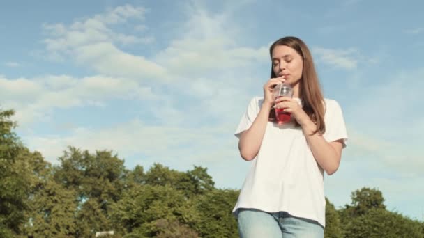 Düşük Açılı Orta Boylu Kahverengi Saçlı Beyaz Tişörtlü Beyaz Kadın — Stok video