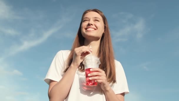 Låg Vinkel Midja Ung Glad Vit Kvinna Vit Shirt Dricka — Stockvideo
