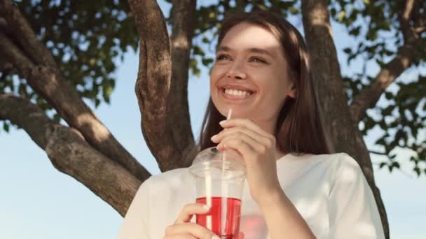 Baixo Ângulo Peito Feliz Jovem Caucasiana Bebendo Bebida Cor Vermelha — Vídeo de Stock