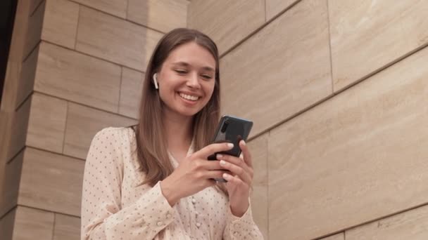 Arco Ângulo Baixo Bela Mulher Caucasiana Encantada Sorrindo Usando Fones — Vídeo de Stock