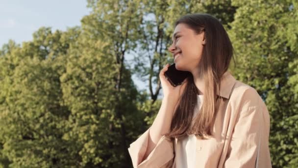 Taille Van Jonge Gelukkige Blanke Vrouwelijke Persoon Glimlachend Zittend Zonnig — Stockvideo