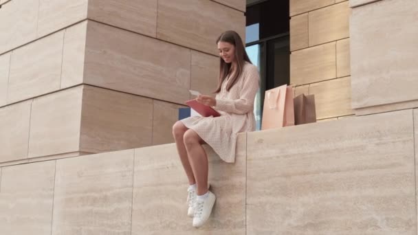 Lange Kans Van Jonge Blanke Vrouw Zomerjurk Witte Schoenen Zittend — Stockvideo