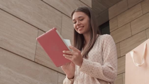 Niski Kąt Średni Młodej Białej Kobiety Letniej Sukience Siedzącej Pobliżu — Wideo stockowe