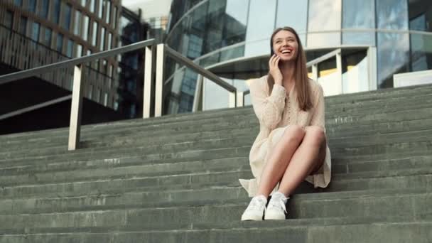 Ampla Foto Jovem Mulher Caucasiana Encantada Vestindo Vestido Verão Sapatos — Vídeo de Stock