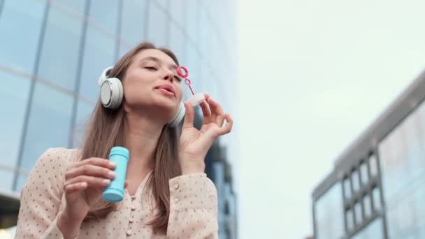 Pecho Bajo Ángulo Joven Mujer Caucásica Encantada Con Auriculares Inalámbricos — Vídeo de stock