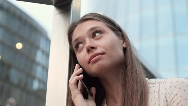 Primer Plano Ángulo Bajo Joven Mujer Caucásica Trastornada Apoyada Cabeza — Vídeos de Stock