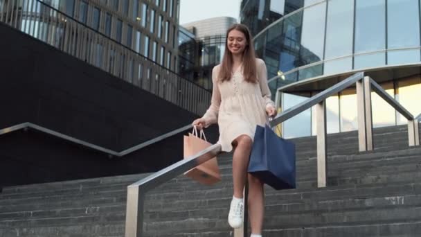 Joven Mujer Caucásica Cabello Castaño Vistiendo Vestido Verano Sosteniendo Bolsas — Vídeos de Stock