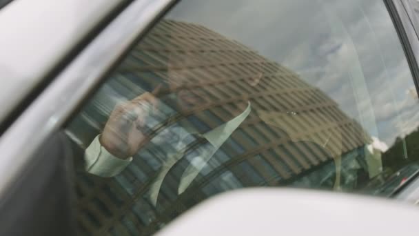 坐在汽车前座上 降低车窗 用手机交谈的年轻大胡子混血男子中的特写 — 图库视频影像