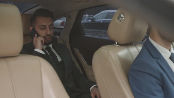 Arka Koltukta Oturan Başarılı Melez Adamının Araba Görüntüsü Cep Telefonuyla — Stok video