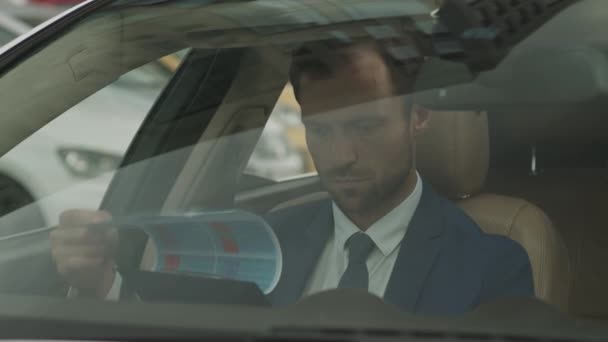 Poitrine Vers Haut Par Fenêtre Voiture Avant Vue Homme Affaires — Video