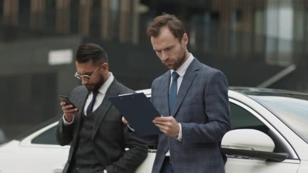 Mezzo Elegante Uomo Razza Mista Indossa Abito Formale Occhiali Sole — Video Stock