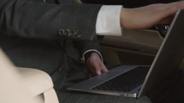 Arabanın Arka Koltuğunda Oturan Dizüstü Bilgisayarın Kapağını Açan Klavyede Yazmaya — Stok video