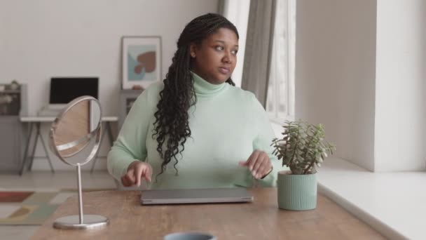 Mittlere Aufnahme Einer Jungen Afroamerikanerin Mit Langen Dunklen Haaren Die — Stockvideo