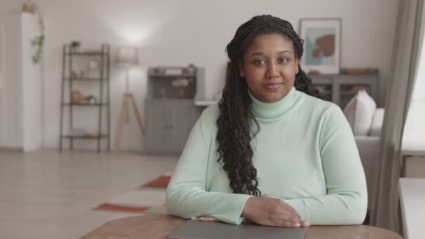 Imagen Mediana Una Joven Afroamericana Con Pelo Largo Oscuro Sentada — Vídeo de stock