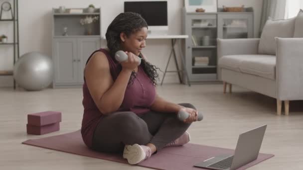Geniş Açıda Spor Giyimli Neşeli Afro Amerikan Spor Kadın Laptopun — Stok video