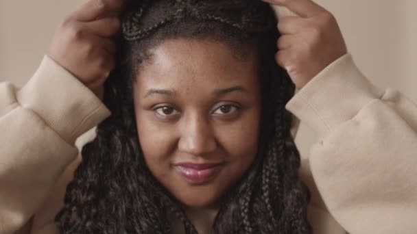 Primer Plano Retrato Joven Gordita Mujer Africana Con Peinado Moda — Vídeos de Stock