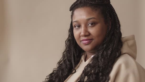 Racked Focalizare Împușcat Portret Tânără Femeie Africană Dolofan Coafura Modă — Videoclip de stoc
