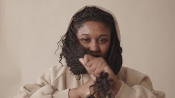 Середній Портрет Молодої Африканської Жінки Довгим Чорним Волоссям Бежевому Капелюсі — стокове відео
