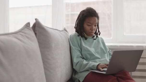 Bloqueo Joven Mujer Afroamericana Con Problemas Piel Temores Cabeza Sentado — Vídeo de stock