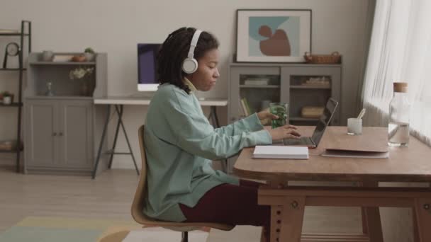 Mittlere Aufnahme Eines Afroamerikanischen Teenagers Mit Drahtlosen Kopfhörern Der Schreibtisch — Stockvideo