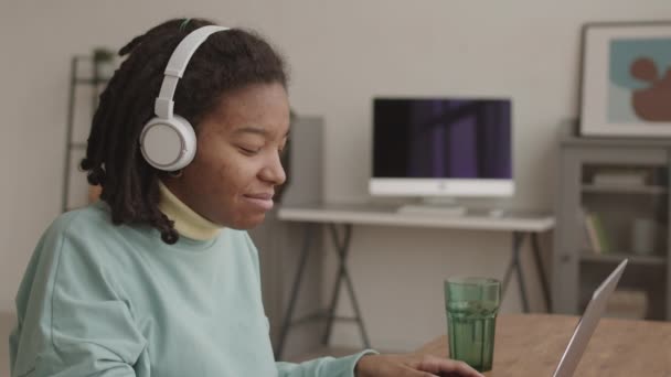 Mittlere Aufnahme Eines Afroamerikanischen Mädchens Mit Problemhaut Das Drahtlose Kopfhörer — Stockvideo