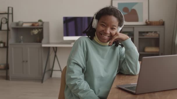 Tiro Médio Menina Afro Americana Alegre Com Pele Problema Vestindo — Vídeo de Stock