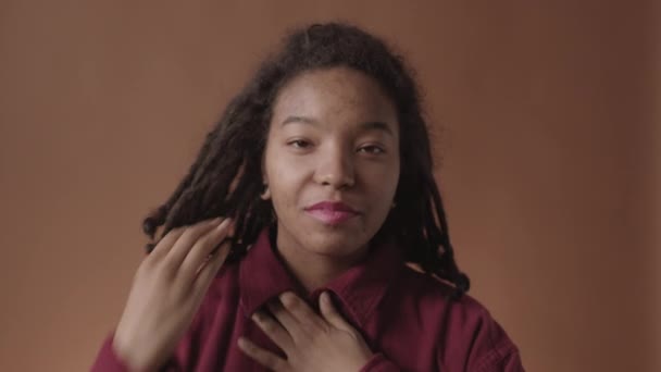 Średnie Ujęcie Młodej Afroamerykanki Problematyczną Skórą Dredami Głowie Noszącej Koszulę — Wideo stockowe