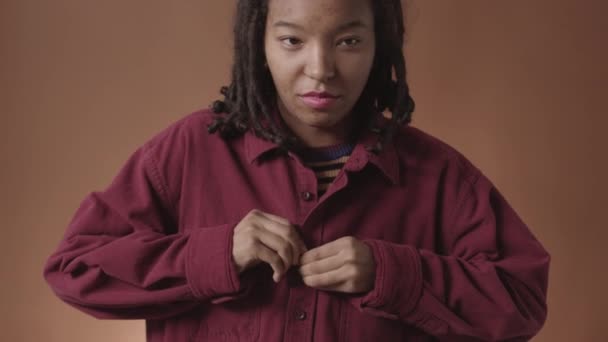Közepes Lövés Fiatal Afrikai Problémás Bőr Rettegés Fején Áll Ellen — Stock videók