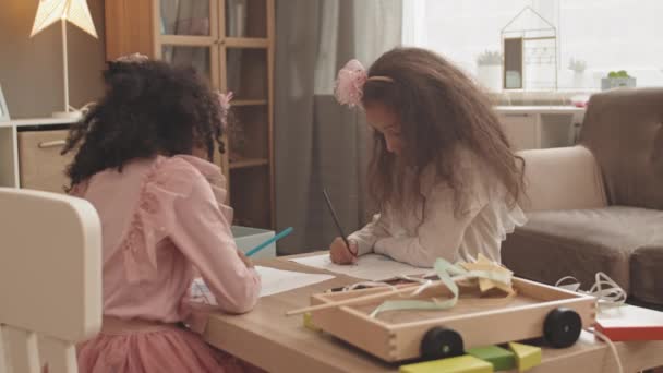 Foto Media Dos Alegres Hermanas Raza Mixta Sonriendo Sentadas Mesa — Vídeos de Stock