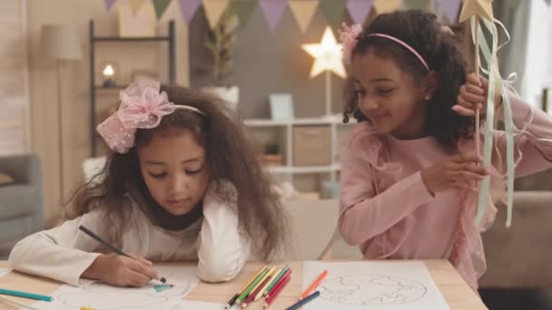 Peito Adorável Menina Raça Mista Sentado Mesa Casa Colorir Desenhar — Vídeo de Stock