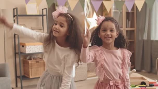 Střední Záběr Dvou Malých Smíšených Sester Usmívajících Mluvících Oblečených Roztomilých — Stock video